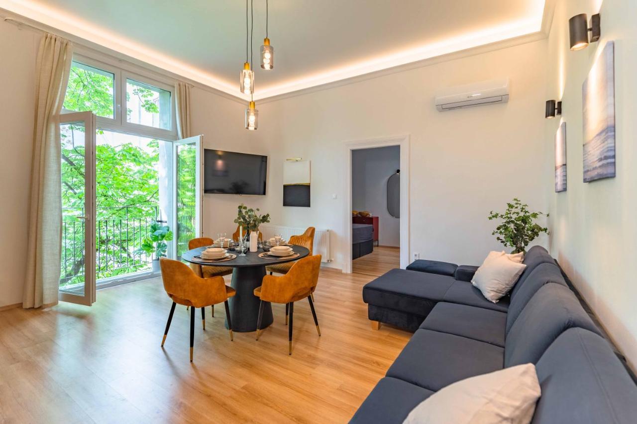 Modern French Balkony Appartement *