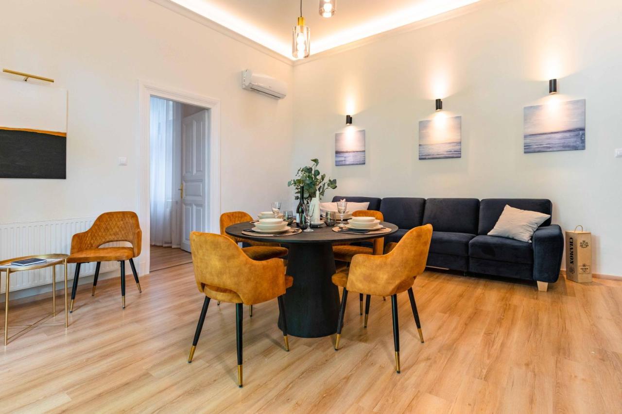 Modern French Balkony Appartement *